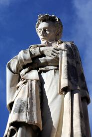 statua-giacomo-leopardi_318761